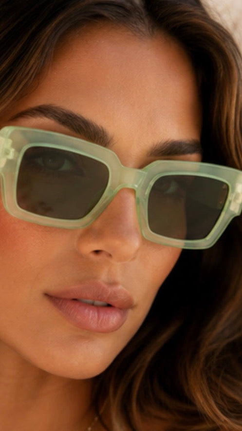 MAISON AVELORE KATARIN — Luxe Cat Eye Lunettes de Soleil (Multicolore)