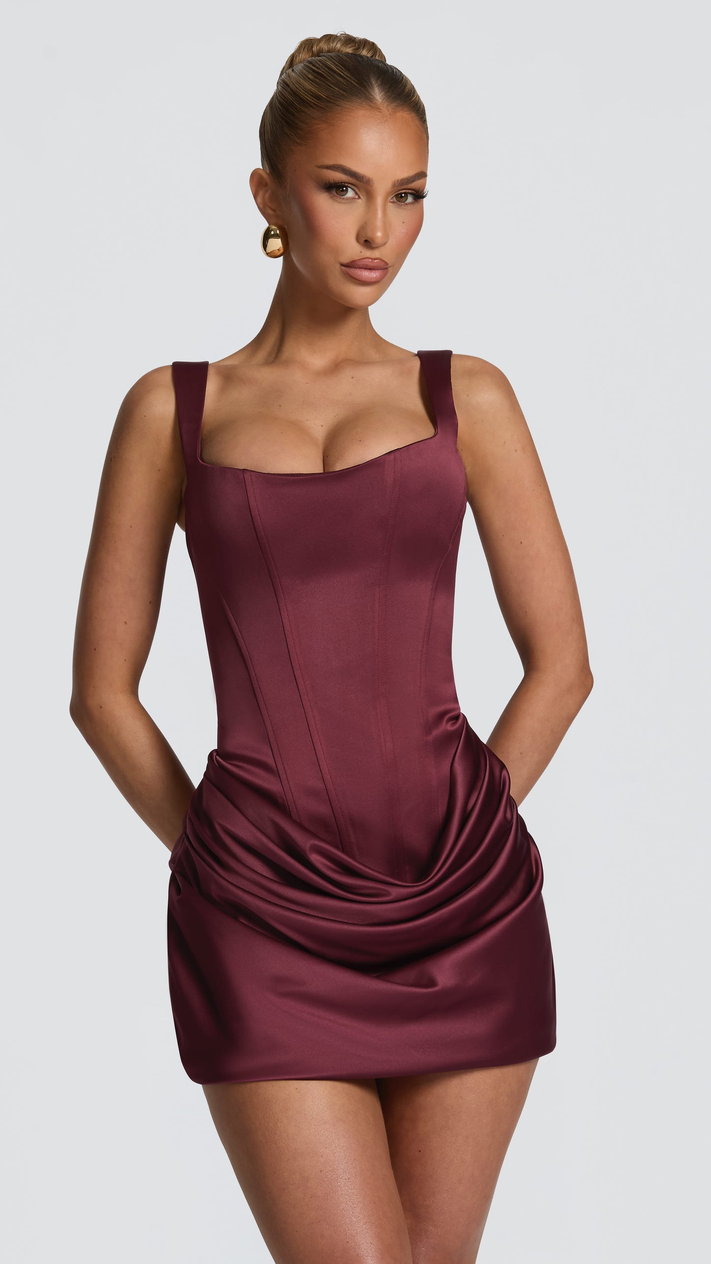 MAISON AVELORE IMOGEN ICON — Mini Robe Corset en Satin (Cherry Lacquer)