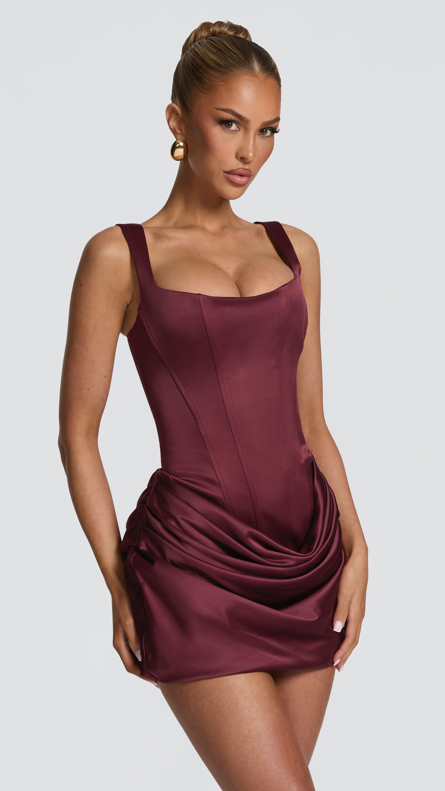 MAISON AVELORE IMOGEN ICON — Mini Robe Corset en Satin (Cherry Lacquer)