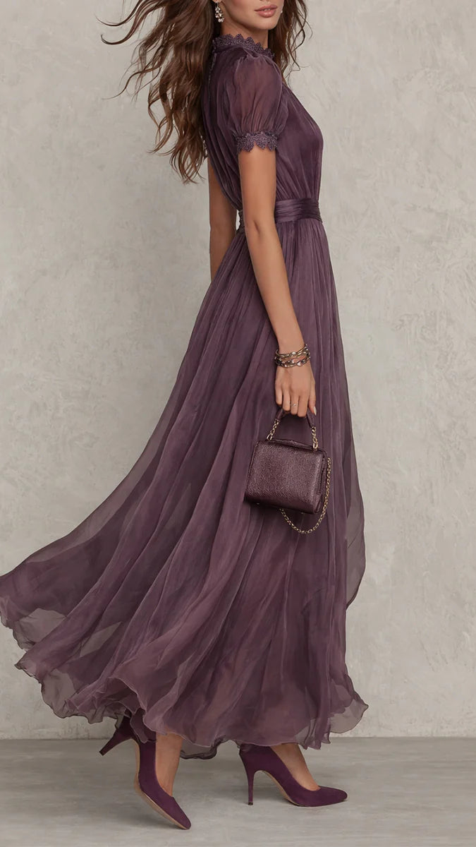 Flavia • Robe Longue Violette à Décolleté Goutte, Bordure en Dentelle de Mousseline