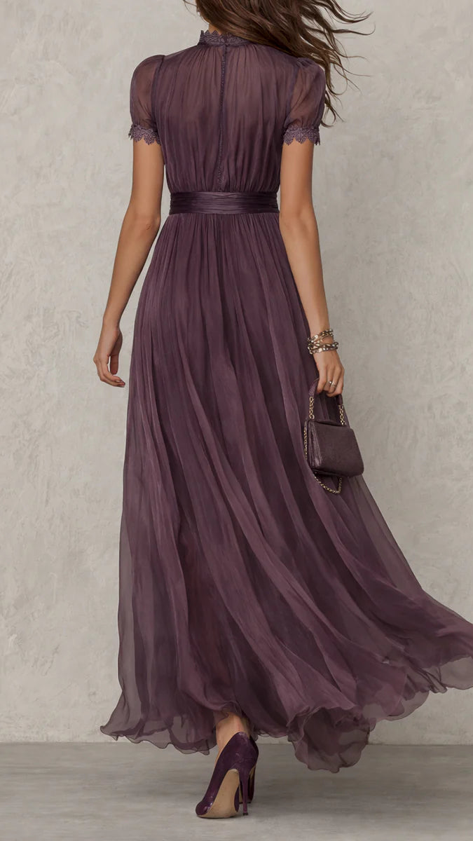 Flavia • Robe Longue Violette à Décolleté Goutte, Bordure en Dentelle de Mousseline