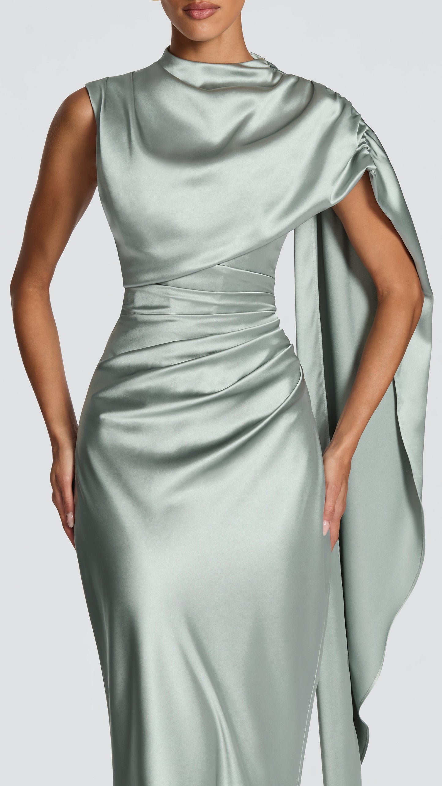 MAISON AVELORE AVENDRA — Robe Longue en Satin Drapé (Sauge)