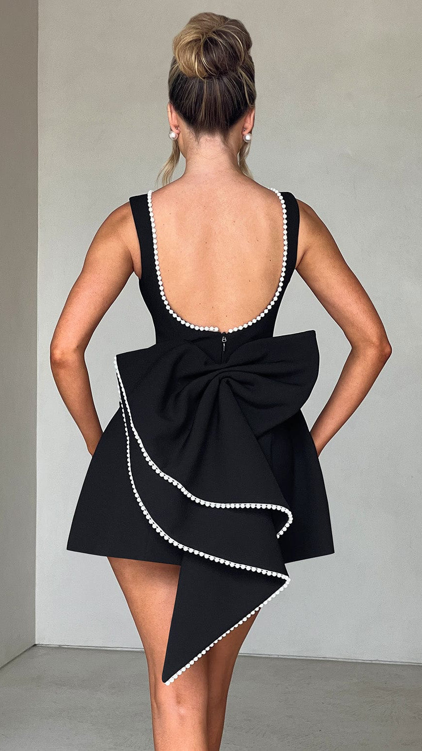 MAISON AVELORE CARRIE ICON — Mini Robe Nœud Perle (Noir)