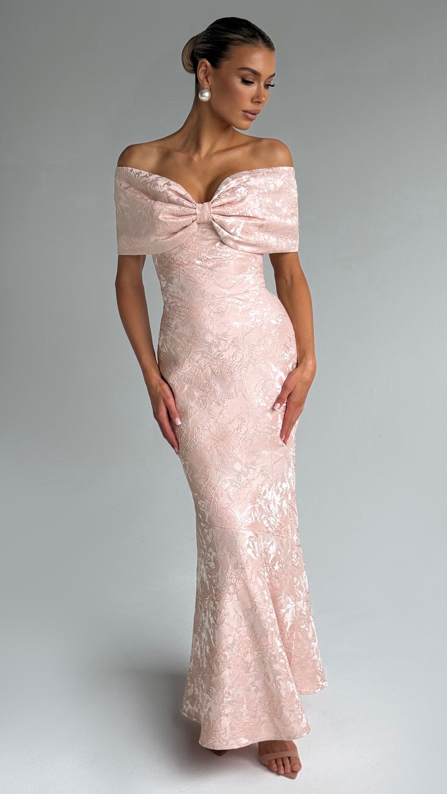 MAISON AVELORE EMBERLY ICON — Robe Longue Bardot Florale (Pêche Douce)