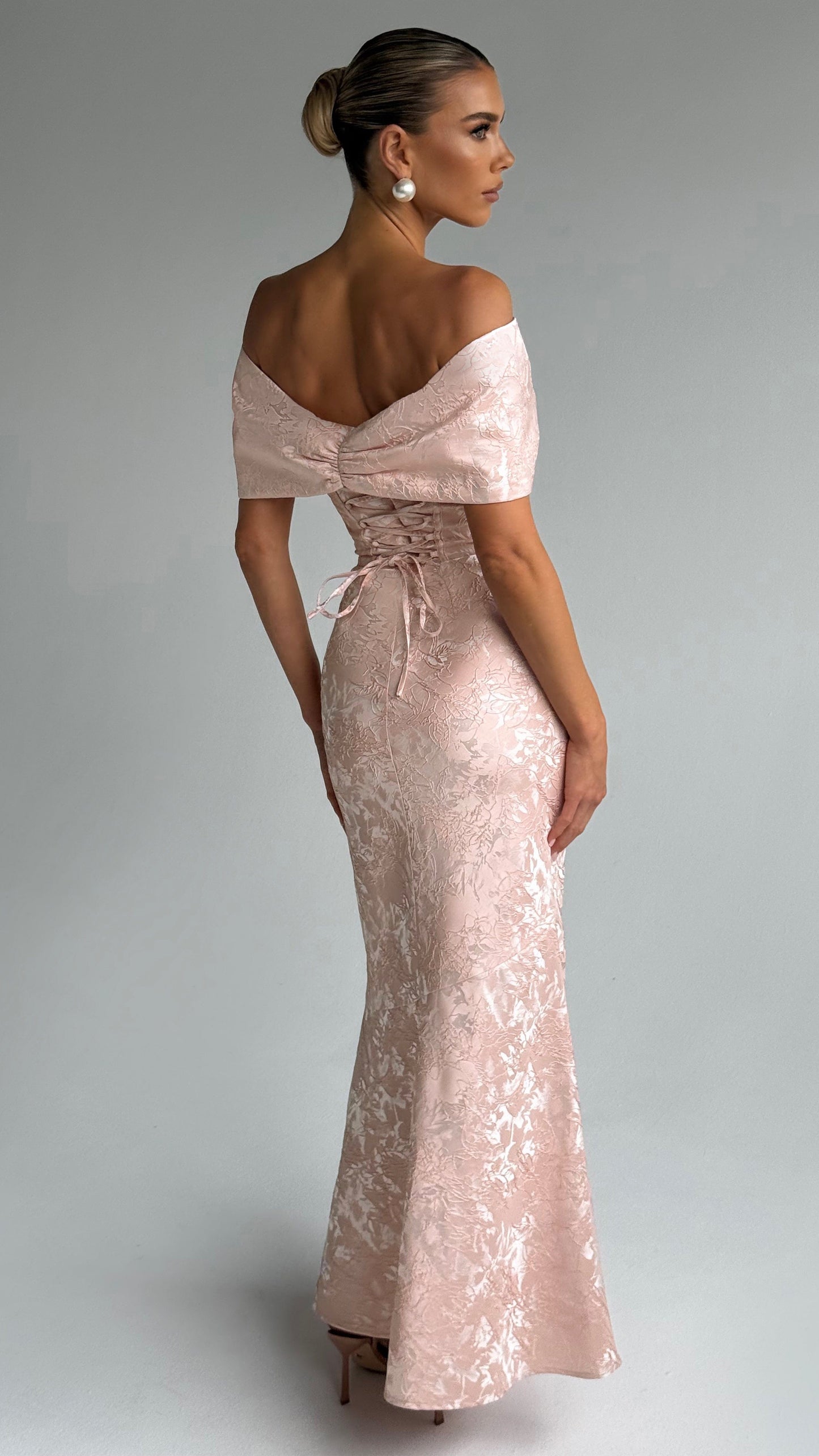 MAISON AVELORE EMBERLY ICON — Robe Longue Bardot Florale (Pêche Douce)