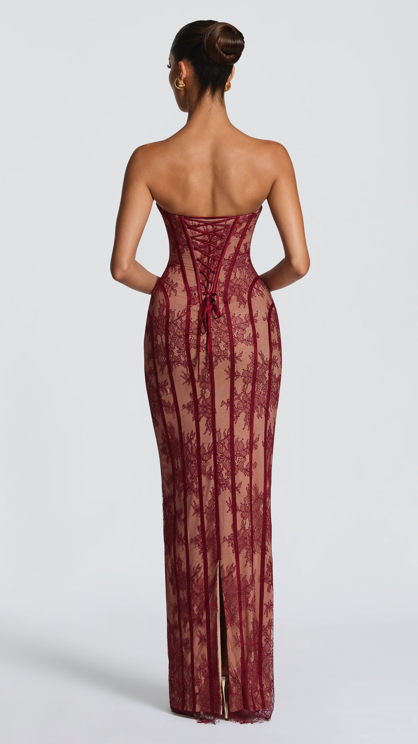 MAISON AVELORE BURGUNDY ICON — Bordeaux Robe Longue en Dentelle