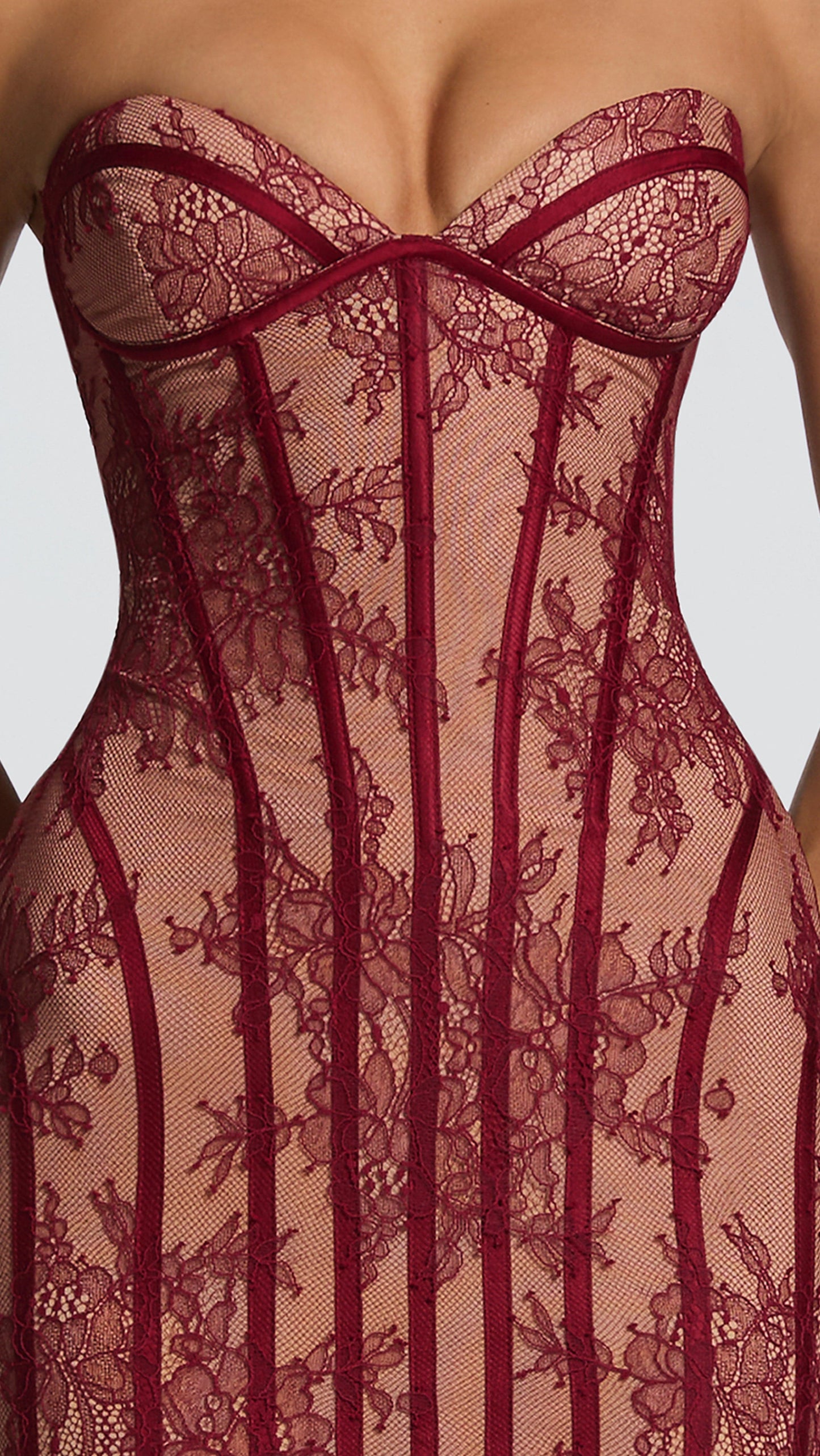 MAISON AVELORE BURGUNDY ICON — Bordeaux Robe Longue en Dentelle